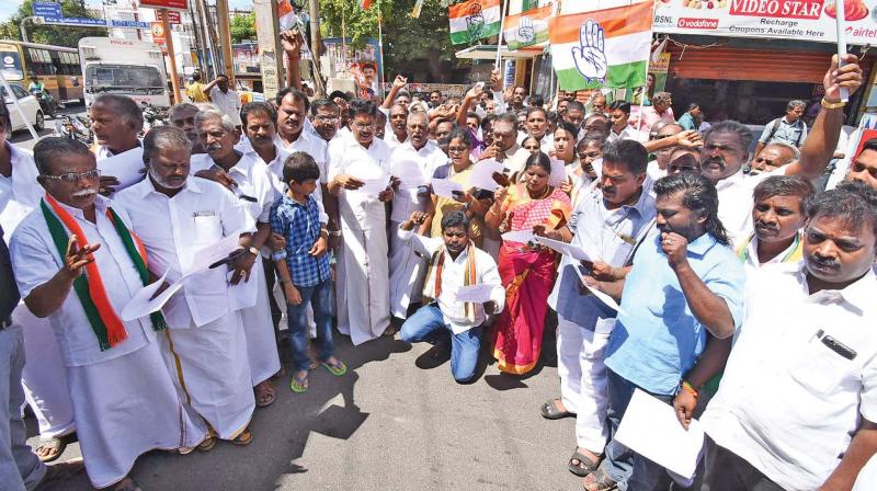 Priyanka Gandhiâ€™s detention: Congressmen protests in Tiruchy, Thanjai