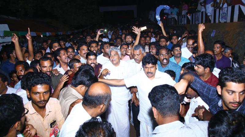 Former chief minister Oommen Chandy reaches the venue of Congress workers family meeting at Kadiyangad near Perambra on Monday. 	 arrangement