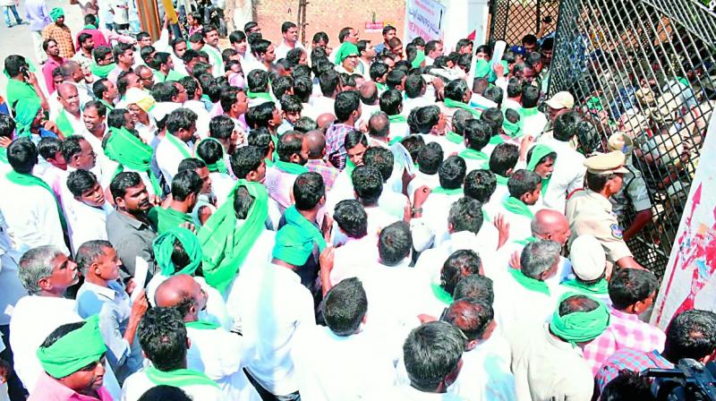 242 farmers defy Telangana Rashtra Samithi, file nomination papers