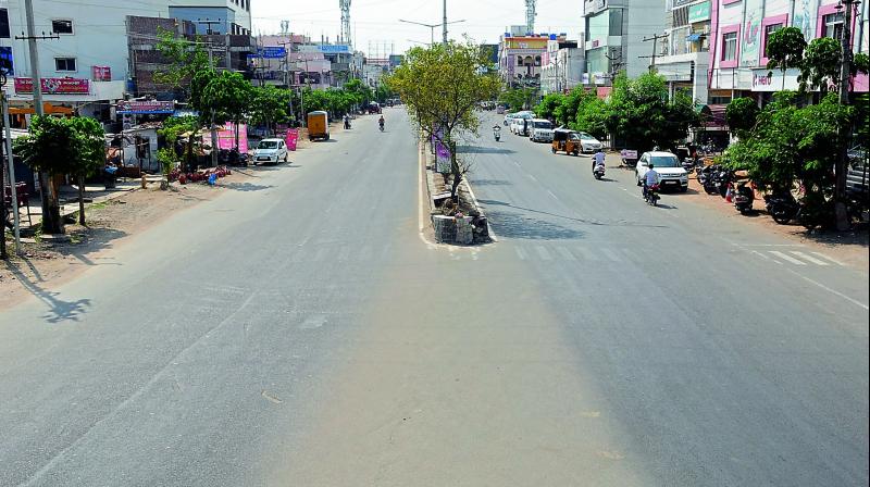 Curfew like situation prevailed on busiest Hyderabad Road in Nizamabad on Monday as people preferred to stay indoors to avoid sweltering heat . (Photo: DC)