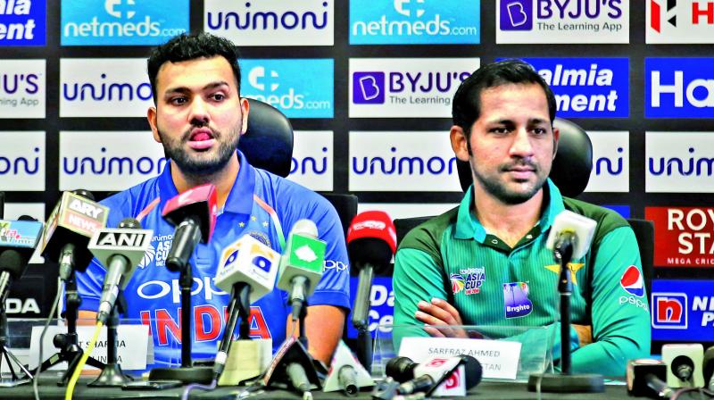 India stand-in skipper Rohit Sharma (left) and his Pakistan counterpart Sarfraz Ahmed. (Photo:AP)