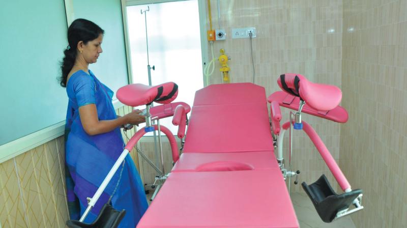 Dr S. Sindi near the painless delivery cot at the labour room. (Photo: DC)