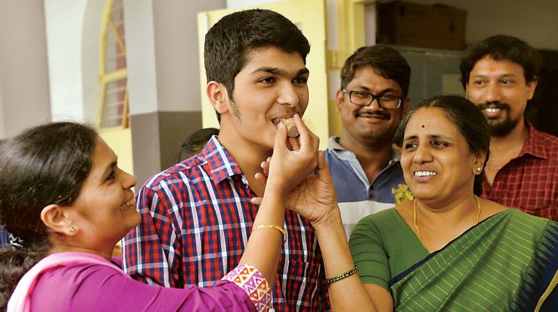SSLC topper Sumanth Hegade with his family members. Sumanth shares the 100% pass percentage with Pallavi Shirahatti of SRA Composite PU college, Banahatti in Bagalkot, and Poornanda H. of St. Jockims High School in Kadaba, Puttur taluk, South Canara