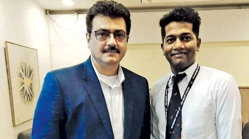 Ajithâ€™s poses patiently for selfies with fans