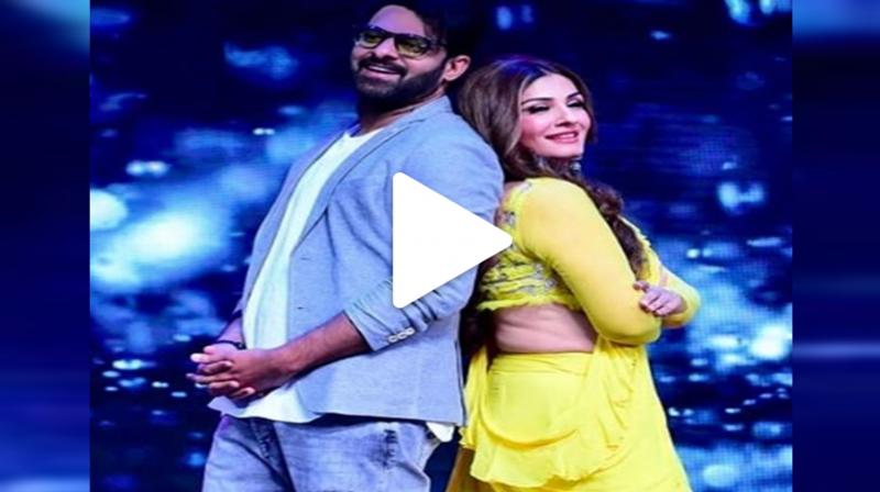 Viral: Raveena Tandon\s \Tip Tip Barsa Paani\ dance with Prabhas is unmissable; watch