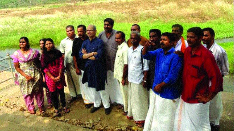 Anil Madhav Dave with members of Nila Vichara Vedi on the banks of Bharathapuzha during his visit to Kerala in 2014.