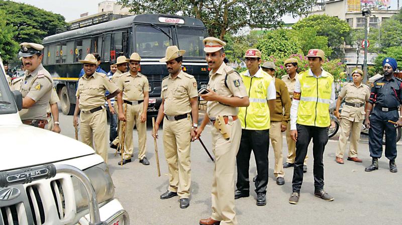 A file photo of traffic wardens and civil defence personnel jointly controlling traffic in Bengaluru (Photo: KPN)