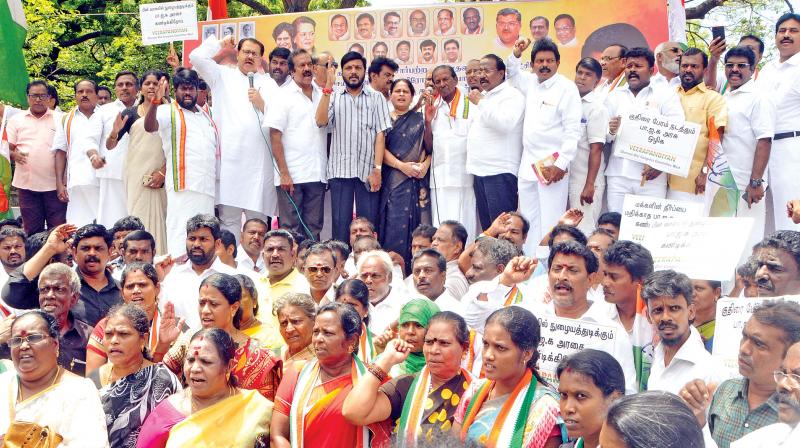 Congress men protest BJPâ€™s bid to topple Karnataka govt