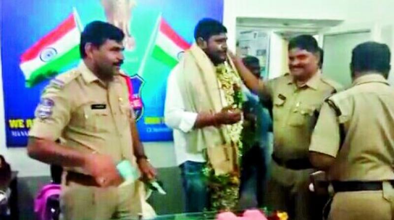 Karimnagar: Police celebrate contractorâ€™s bâ€™day