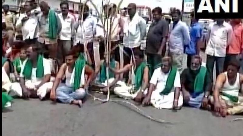 K\taka farmersâ€™ protest enters 11th day, agitators block Bengaluru-Mysuru highway