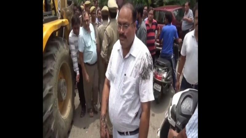 Man throws muddy water on govt officer during anti-encroachment drive in UP