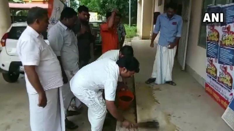 Kerala Cong workers sprinkle cow dung water to â€˜purifyâ€™ venue after Dalitâ€™s protest