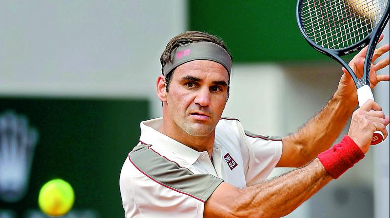 Roger Federer marches into French fourth round