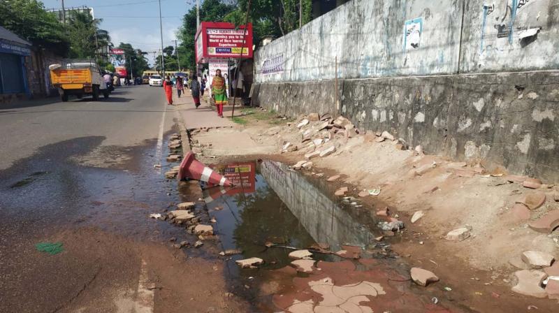 Kollam: Commuters suffer as drainage leaks near school compound