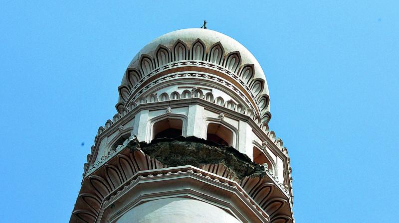 Hyderabad: Charminar minaret plaster falls off