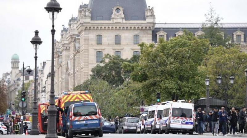 4 policemen killed in knife attack at Paris police headquarters