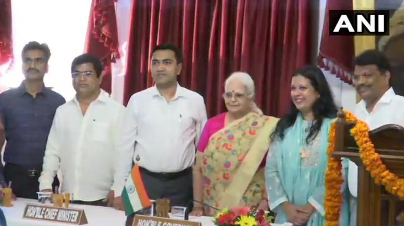 Goa: 4 Cong defectors made ministers, Kavlekar takes oath as Dy CM