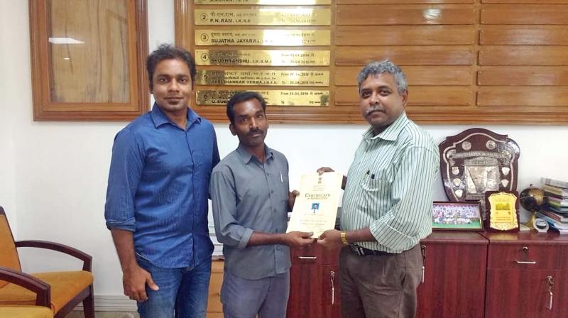 Points man Asokan being rewarded by Salem DRM Subba Rao on Monday. (Photo: DC)