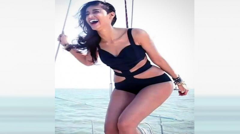 Ileana D\Cruz\s hot picture in black monokini is about to laugh your problems away