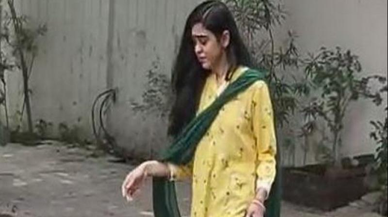 Wiping tears with dupatta, Lalu\s daughter-in-law storms out of Rabri\s home