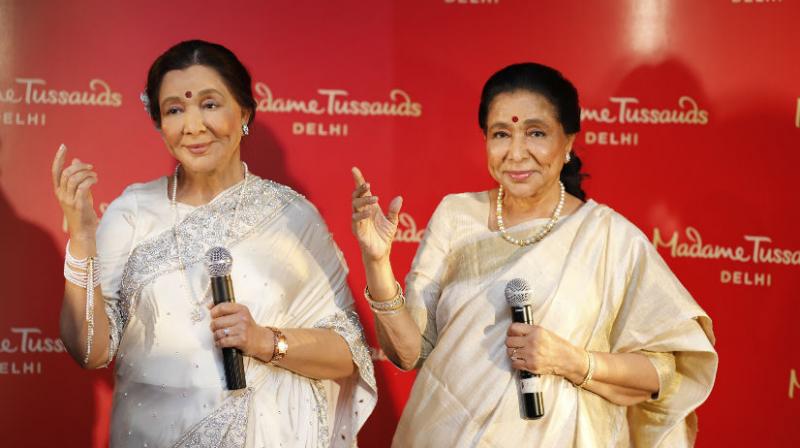 Asha Bhosle with her wax statue at Madame Tussauds Delhi on Tuesday. (Photo: Twitter)