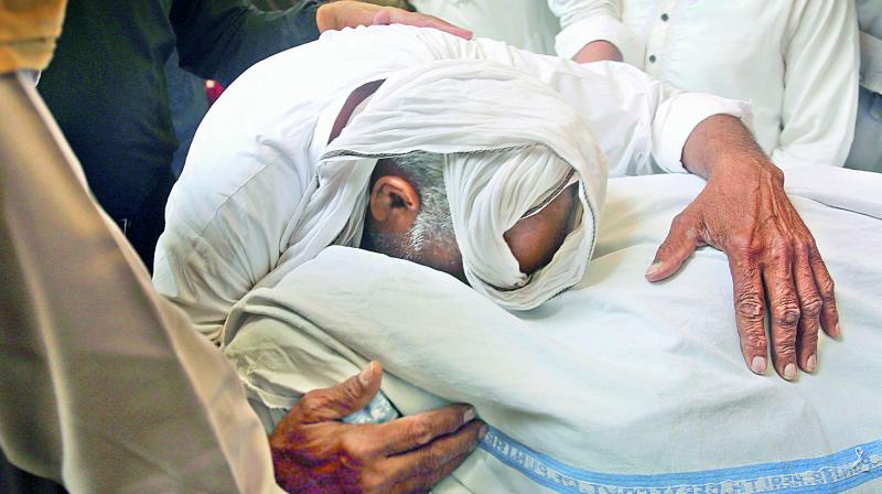 10 die in blast at Pakistan Sufi shrine