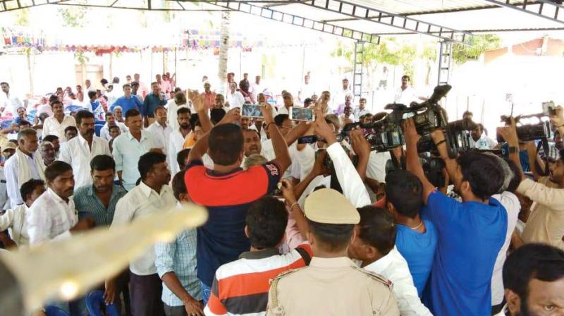 Hassan: Congress workers shout slogans, embarrass H.D Revanna