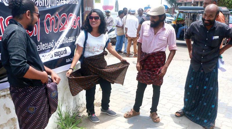 Kozhikode: Protest against ban on â€˜lungiâ€™