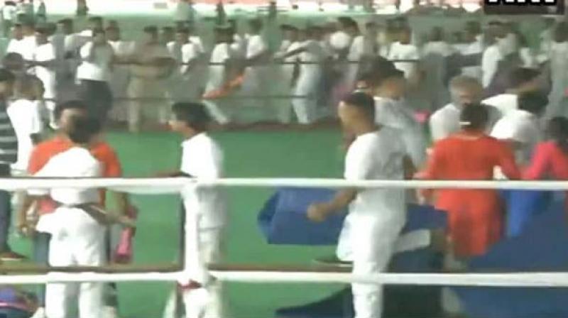 Watch: People looting mats at Yoga event attended by Shah, Khattar