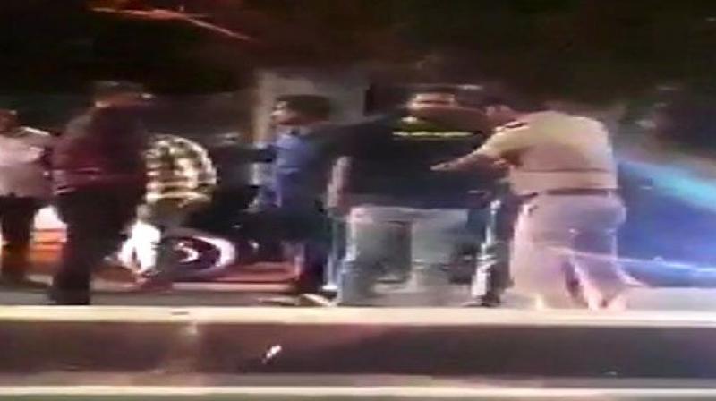 4 men assaulted cop who tried to stop from drinking in public in Chennai; held