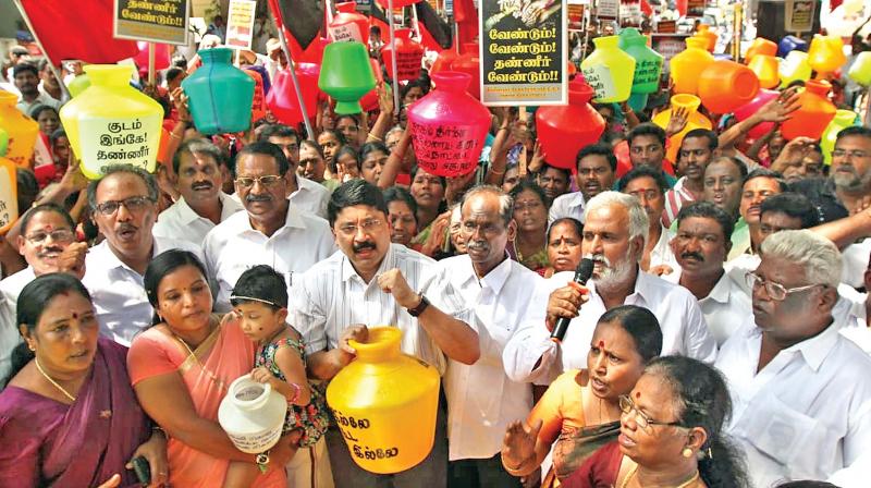 Water crisis: DMK holds stir against AIADMK