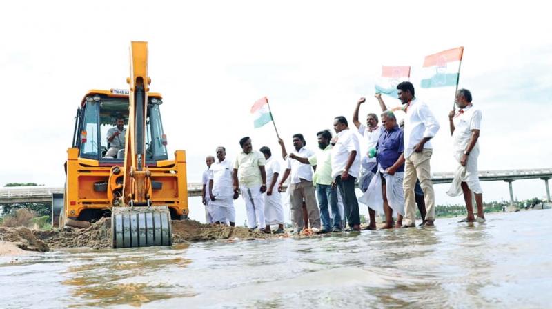 Tiruchy Congressmen clean up Cauvery for pilgrims\ benefit