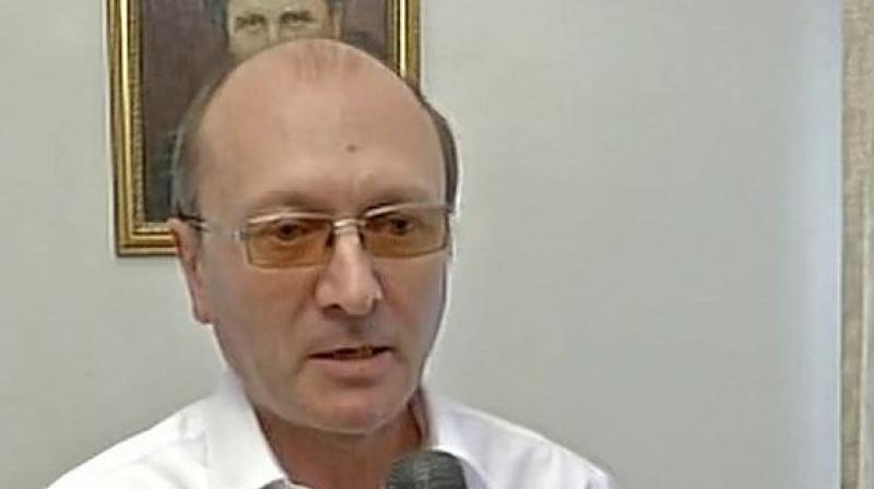 Ukraine ambassador to India Igor Polikha was clicking photographs using his mobile phone when an unidentified man appeared, snatched his phone and fled the spot. (Photo: ANI | Twitter)