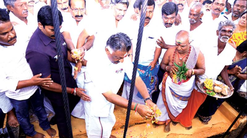 Tamil Nadu Deputy Chief Minister O. Paneerselvam inaugurates the release of water from the Mullaperiyar dam to TN after performing the rituals. (Photo: DC)