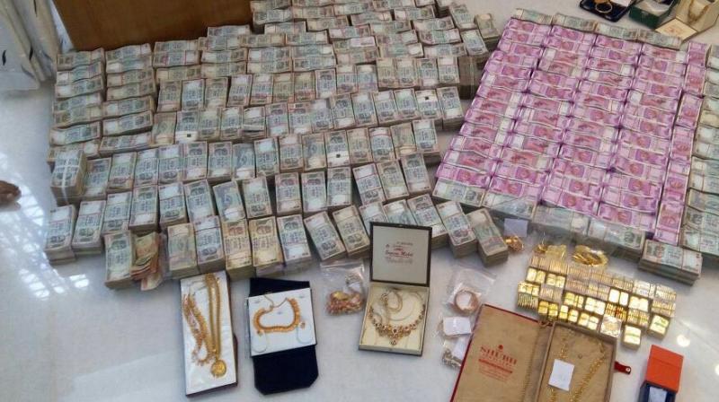 The recovered money and gold. (Photo: Twitter | ANI)