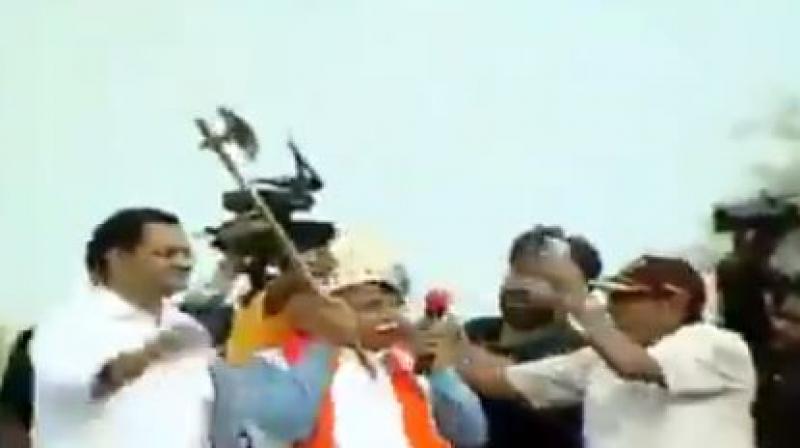 Watch: Haryana CM threatens to chop off BJP leaderâ€™s head with axe in his hand