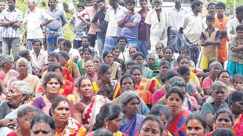 Women protest illegal liquor sale in Kanchi