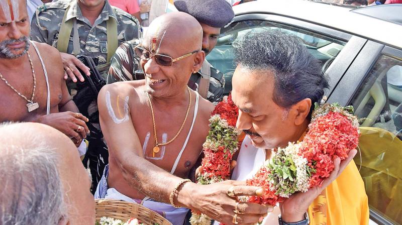 DMK working president M K Stalin being accorded a traditional welcome by the priests of Sri Ranganathaswamy temple at Srirangam on Friday.(Photo:DC)