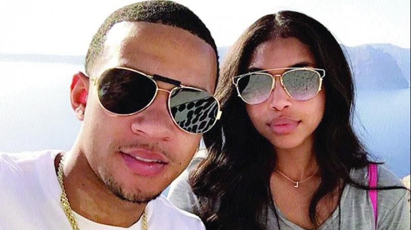 Depay shows off his love for GirlFriend
