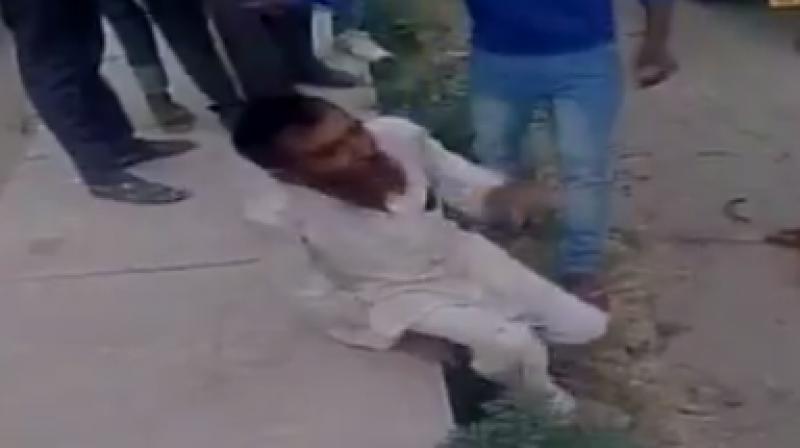 A mob of cow vigilantes associated with the Bajrang Dal and Vishwa Hindu Parishad (VHP) beat up Pehlu Khan and 4 others badly. (Photo: Videograb)