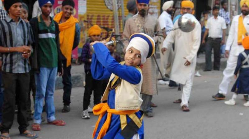 The Sikh youths hailing from Kalgidhar Dashmesh Jatha and other Gatka Jathas displayed their exhilarating Gatka skills (Sikh martial art forms) by performing extraordinary stunts with their blunt weapons, kirpans and swords.