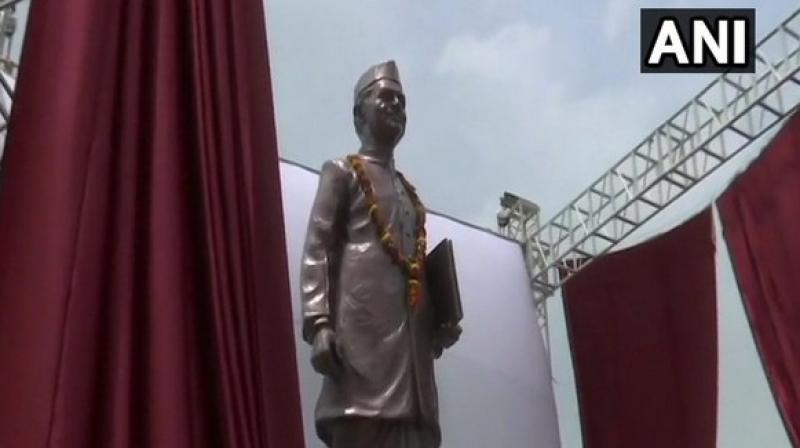 Modi unveils Lal Bahadur Shashtri\s statue at Varanasi airport