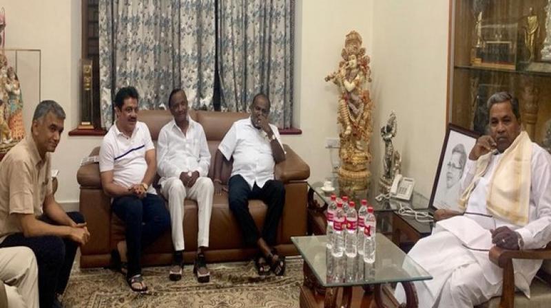 CM Kumaraswamy meets rebel Cong MLA Nagaraj at Siddaramaiah\s home