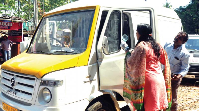 Forensic experts examine the van which was allegedly used by culprits. (Photo: DC)