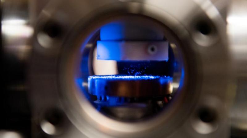 UChicago researchers achieved levitation of macroscopic objects between warm and cold plates in a vacuum chamber. (Image: US Chicago News)