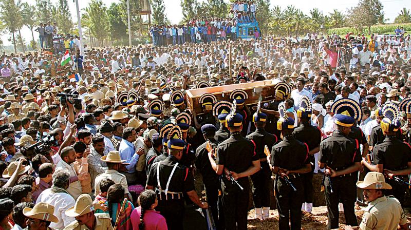 The funeral procession of Sepoy Sandeep Kumar at his village Devihalli in Hassan on Wednesday. Sandeep died in an avalanche in Gurez area of Bandipora district in Jammu Kashmir on January 26. (Photo: DC)