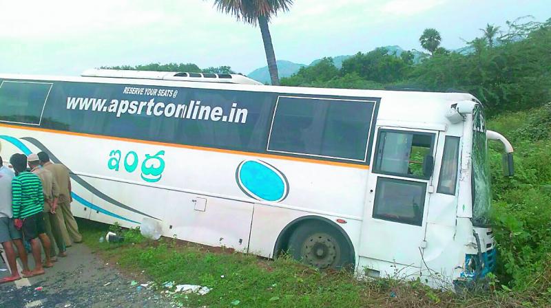 An APSRTC bus that went off the road near Chandragiri after the driver swerved to avoid passengers getting down from another bus that met with an accident. (Photo: DC)