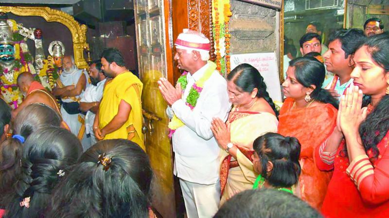 Deputy Chief Minister Kadiam Srihari and his family members pray to Lord Mallikarjuna Swamy at Inavolu on Sunday. (Photo: DC)