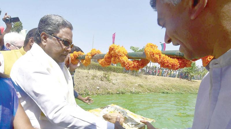Chief Minister Siddaramaiah offers bhagina to the Rachenahalli Lake in Bengaluru on Sunday. (Photo: KPN)