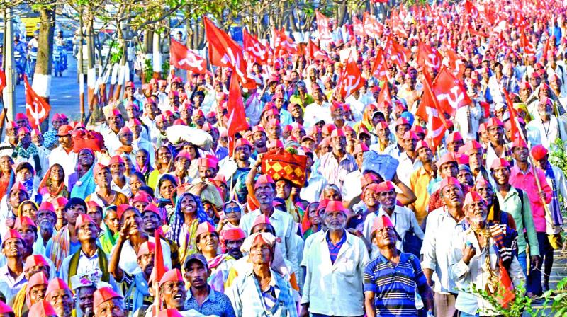 Around 35,000 farmers across Maharashtra arrive at Ramabai Nagar in Mumbai on Sunday . (Photo: Debasish Dey)